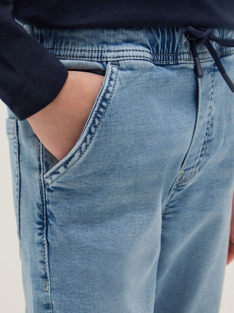 Jeans in denim blu da ragazzo regular fit con vita elastica_2