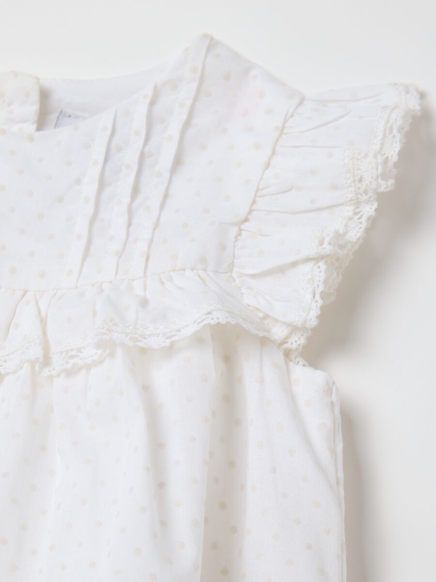 White dress and culottes set in cotton with gathered details_3