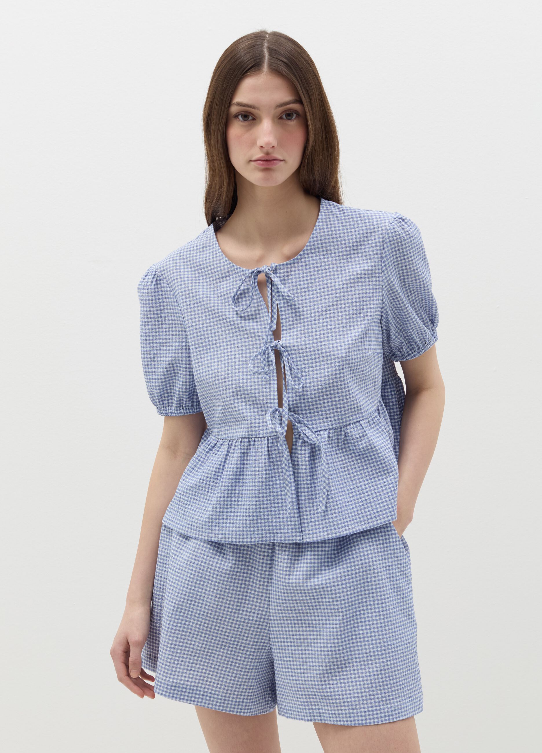 Blusa in seersucker a quadretti con laccetti