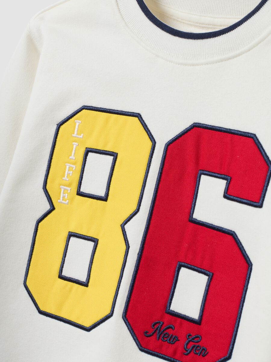 White cotton-blend sweatshirt with college print for boys_3