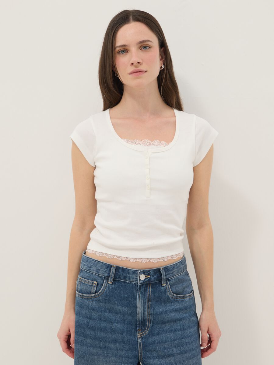 T-shirt in misto cotone bianca regular fit con dettagli in pizzo_0