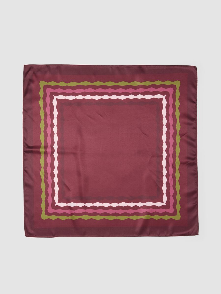 Brown scarf with contrasting geometric pattern_1