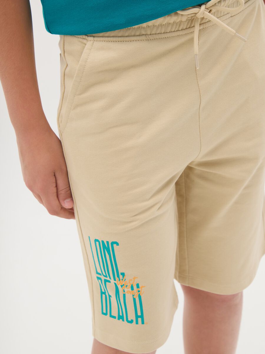 Shorts da ragazzo in puro cotone beige regular fit con stampa_2