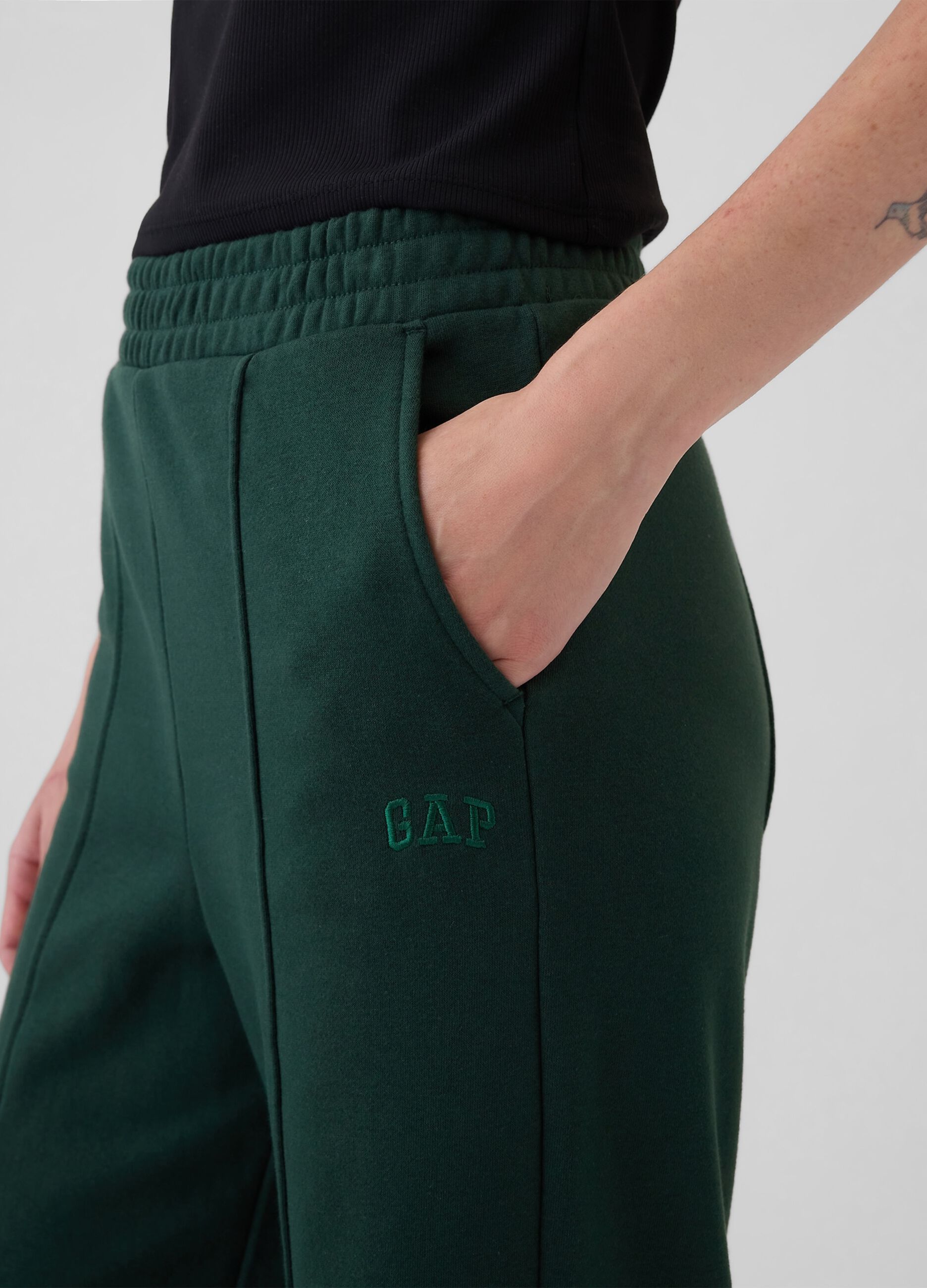 Straight-fit jogger trousers with raised stitching