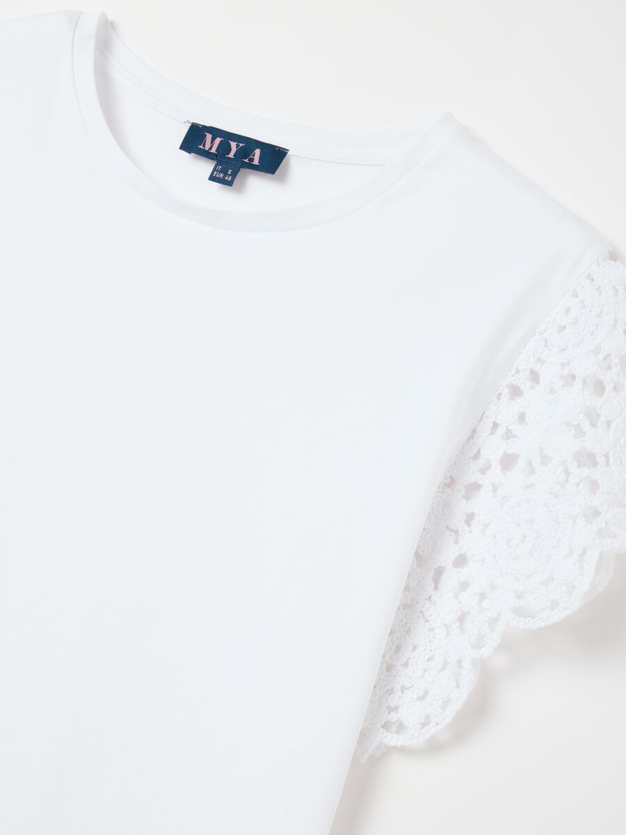 Curvy white T-shirt with crochet sleeves_1