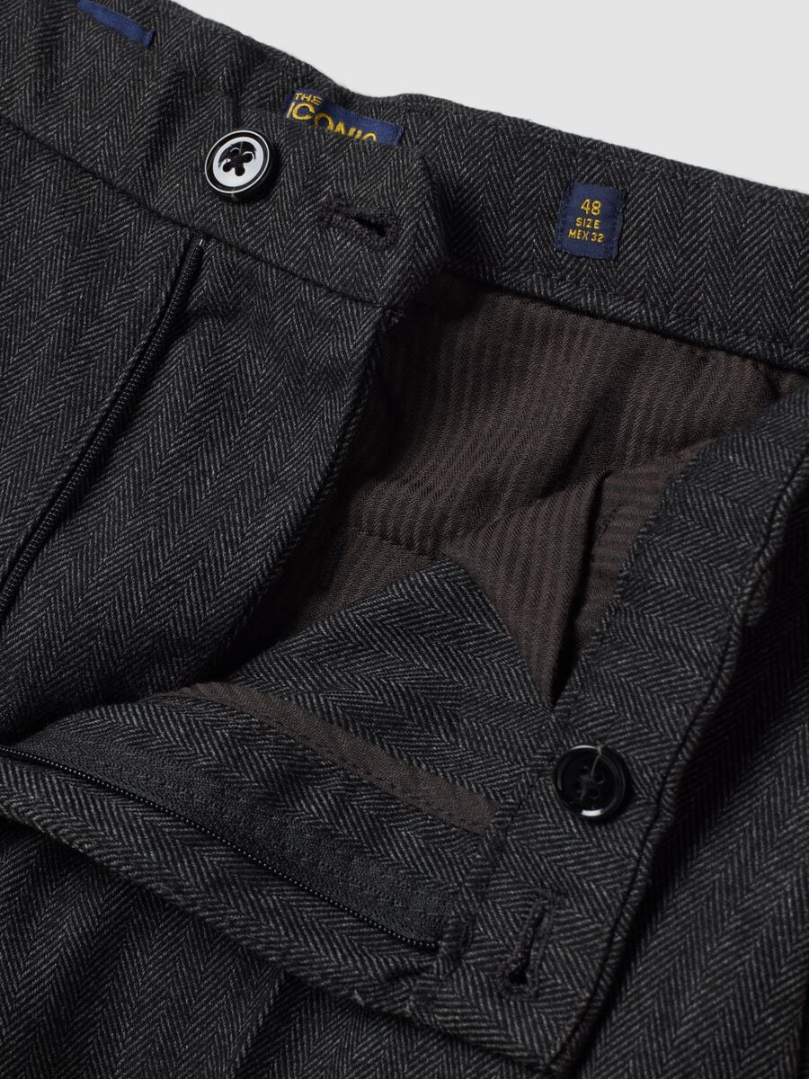 Pantaloni chino grigio e nero in viscosa elasticizzata slim fit_1