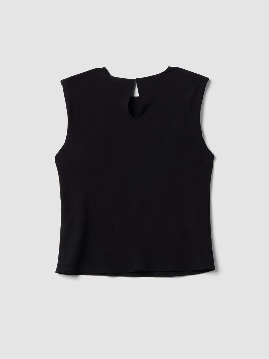 Blusa nera smanicata con texture pliss&eacute; regular fit_5