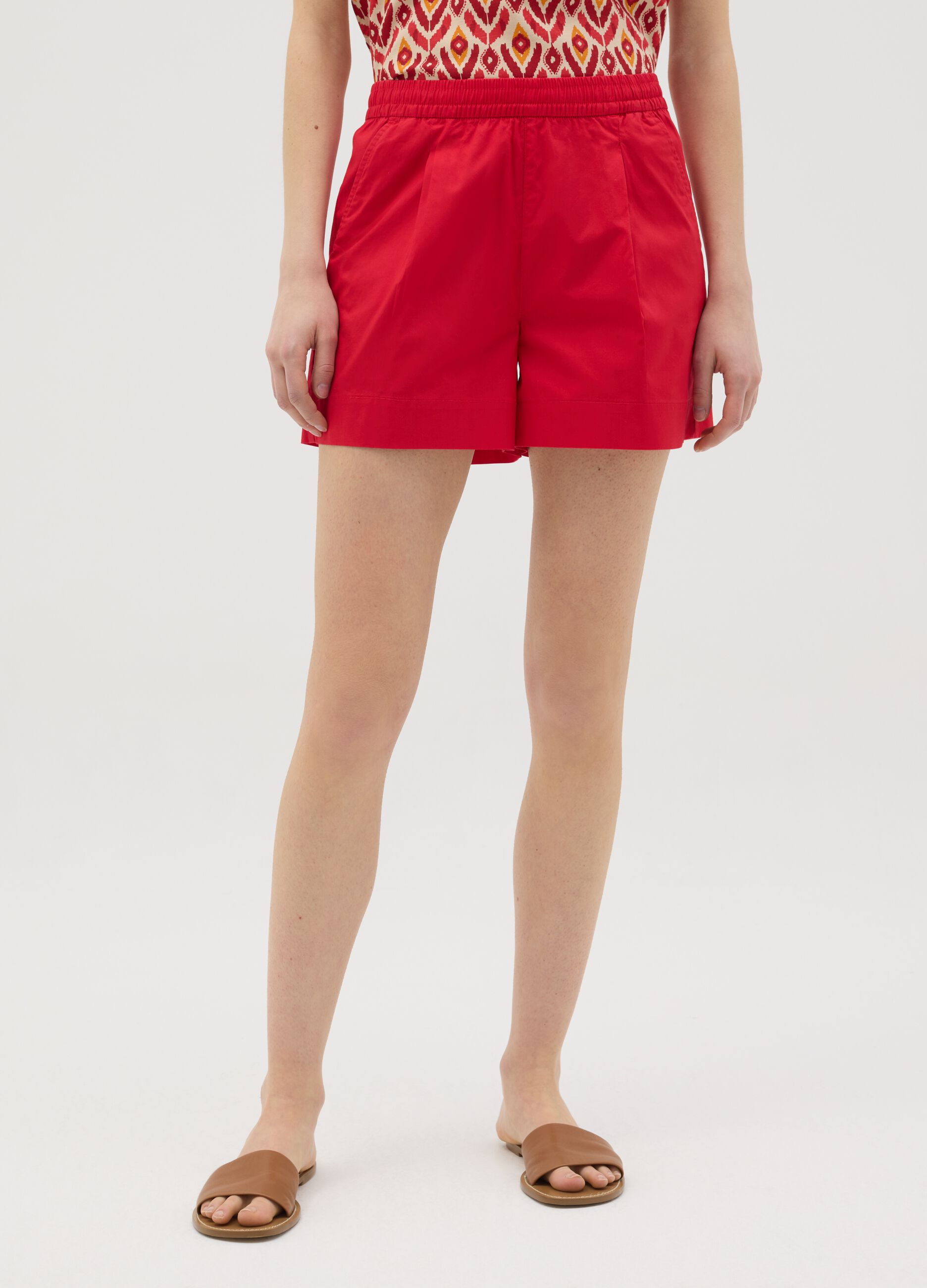 Red shorts in stretch cotton