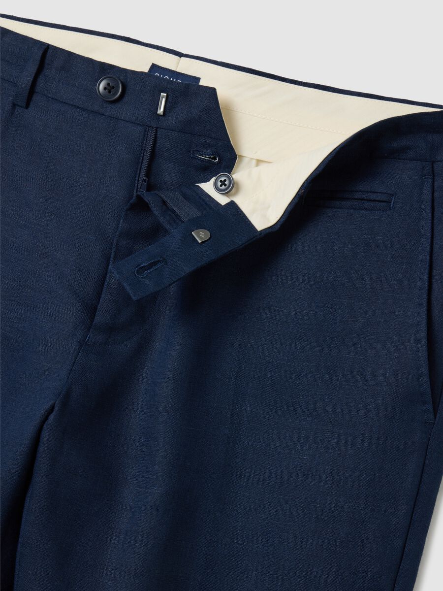 Contemporary slim-fit trousers in linen_5