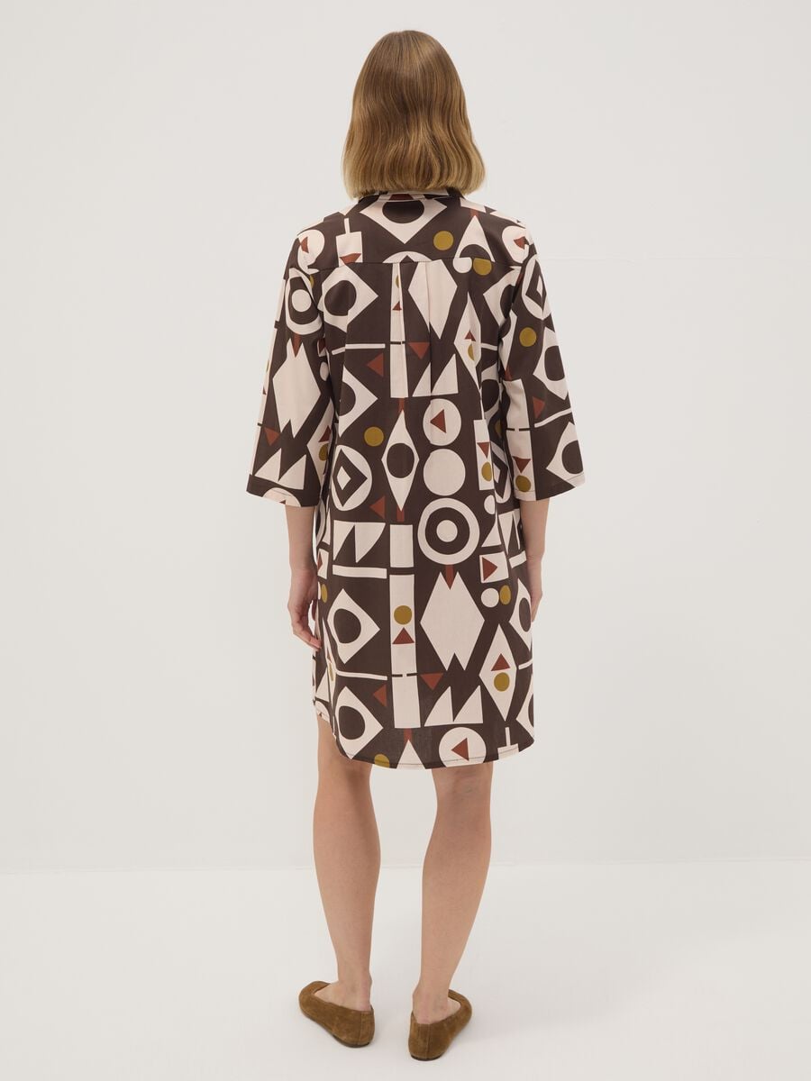 Abito marrone in cotone elasticizzato con fantasia geometrica regular fit_3