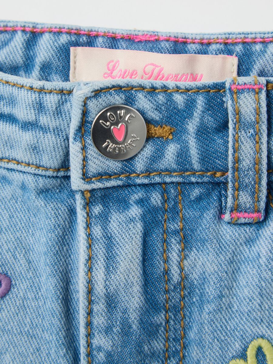 Denim shorts in cotton with embroidered hearts_3