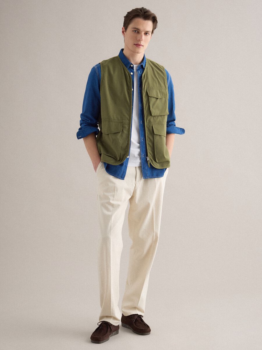 Gilet verde regular fit con zip e tasche frontali_2