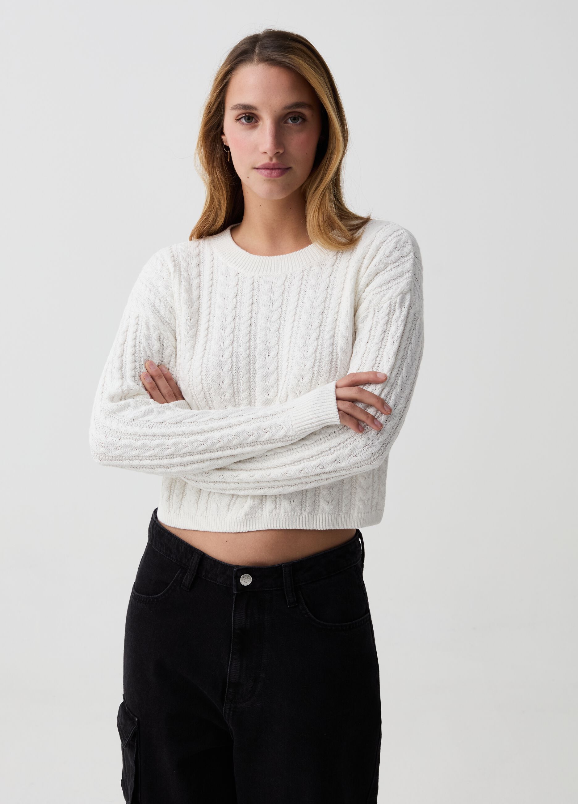 Crop pullover with cable-knit design