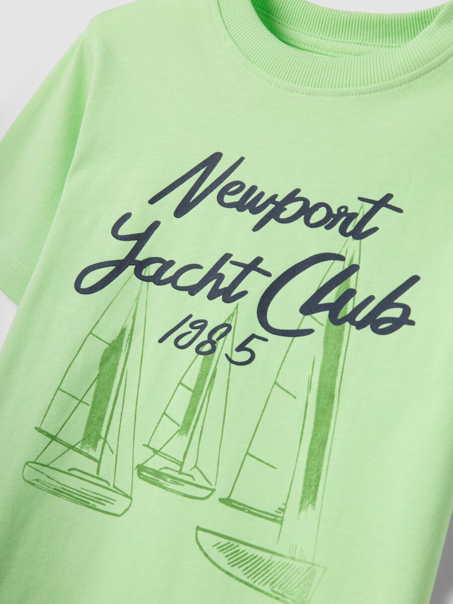 T-shirt verde in puro cotone da bambino con stampe vela_2