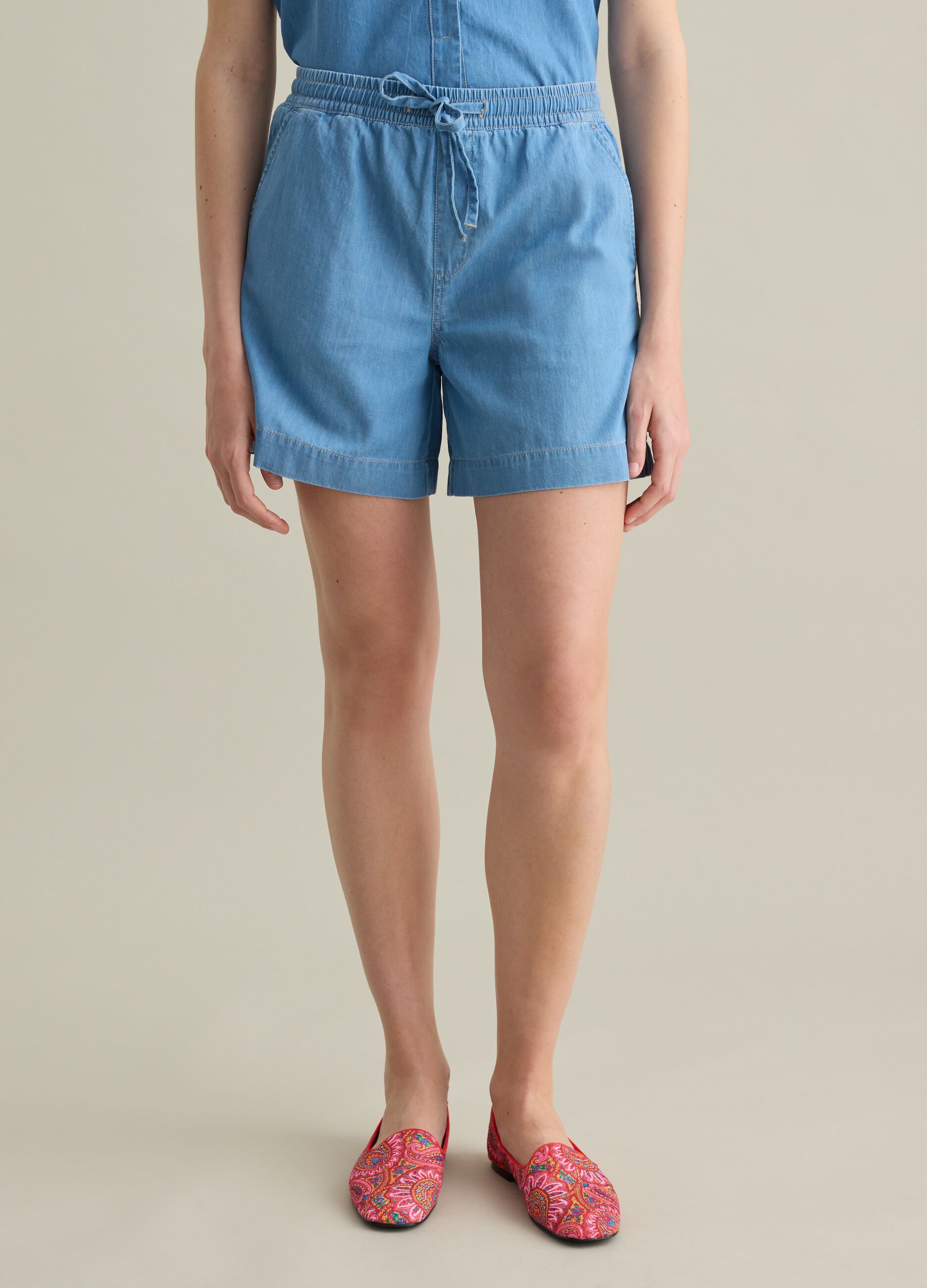 Fluid shorts in denim with drawstring