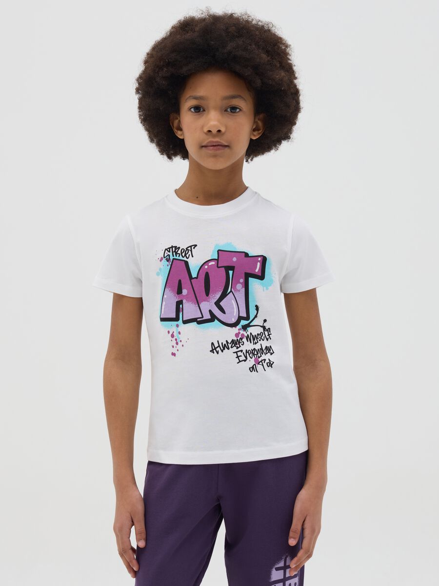 T-shirt bianca in cotone con stampa "Street Art"_0