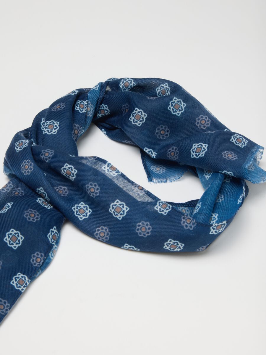 Blue scarf with geometric patterns_1