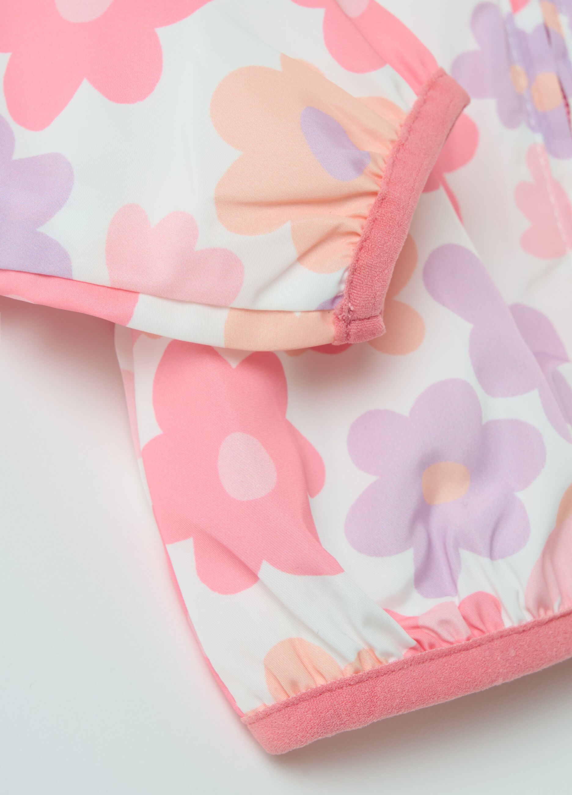 Giacca impermeabile con cappuccio stampa fiori