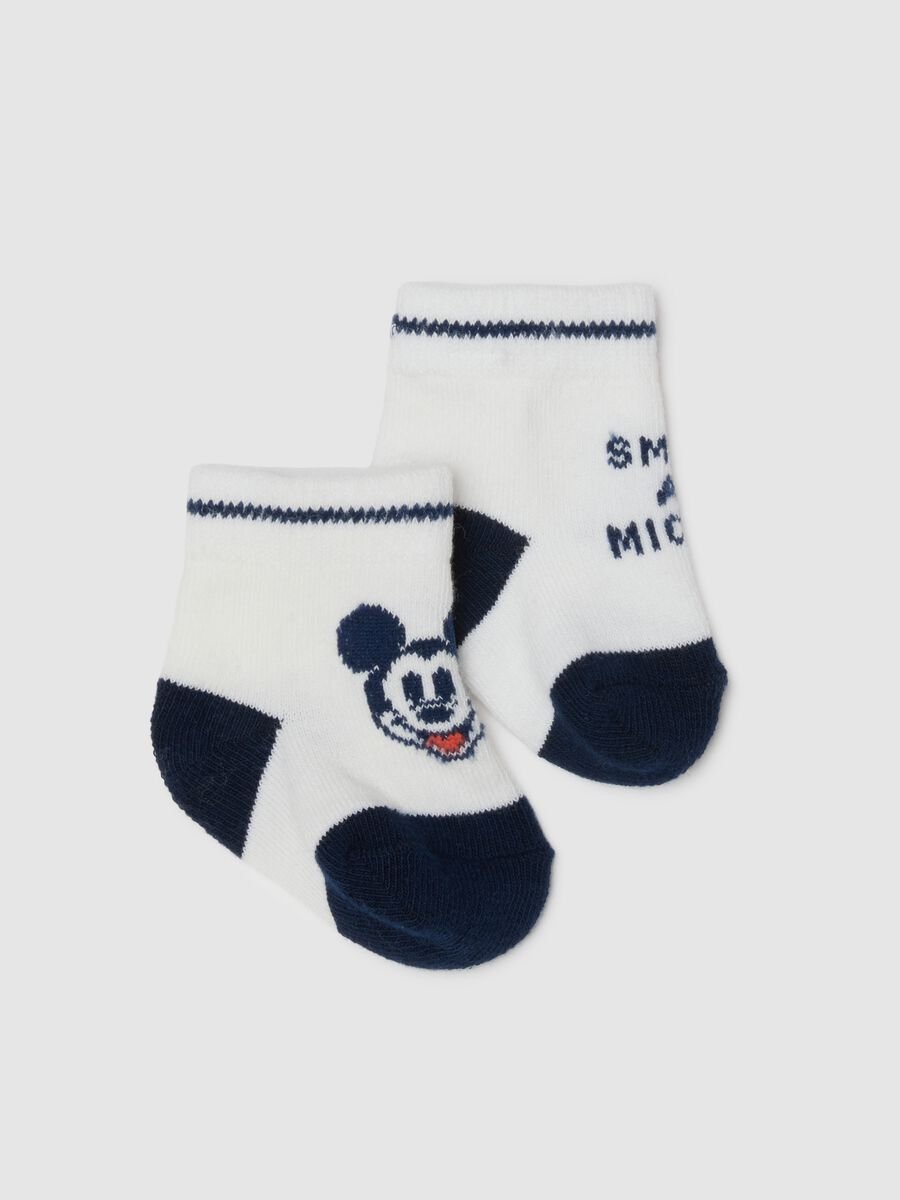 Scarpine in maglia e cotone bianco per neonati con ricami Mickey Mouse_0