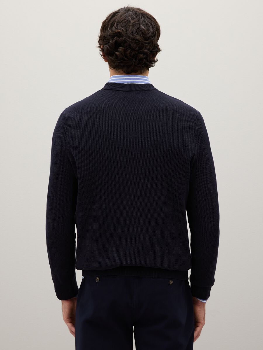 Maglione blu in cotone con collo rotondo_3