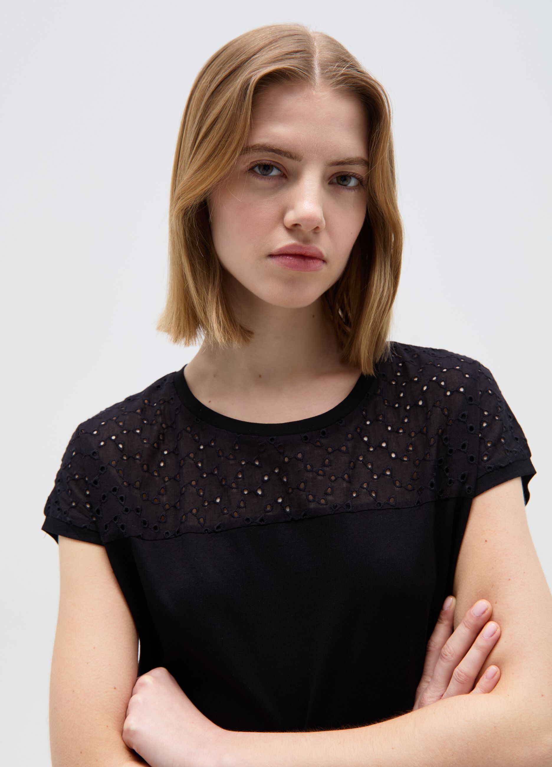 T-shirt in cotone con sangallo