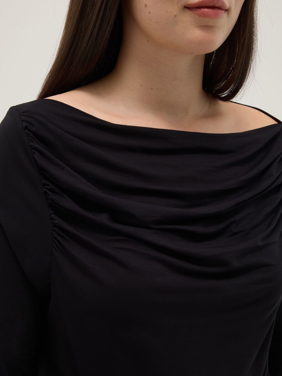 Maglia lunga in viscosa elasticizzata nera regular fit con collo a barca_2