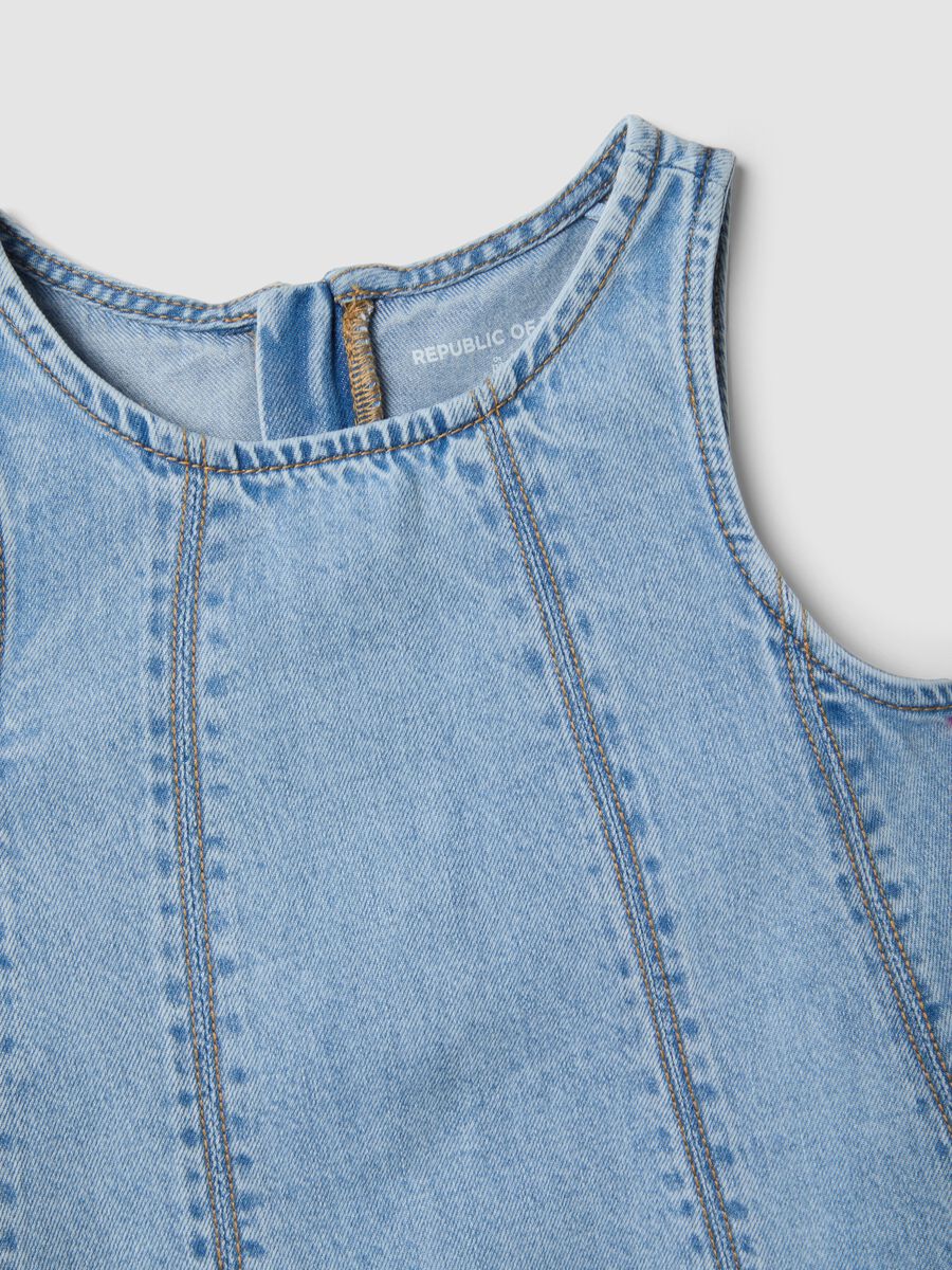 Abito smanicato denim azzurro in misto cotone da bambina oversize fit_2