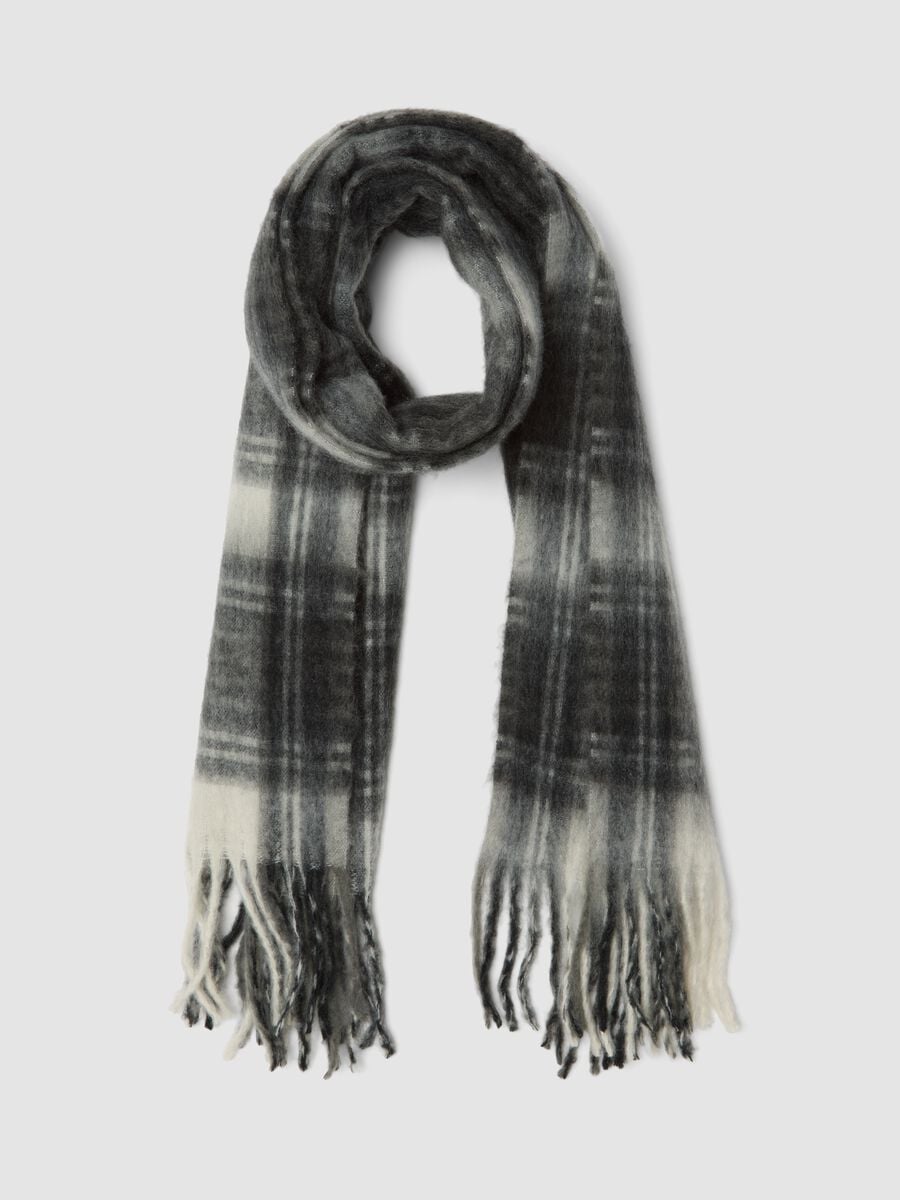 Grey checked scarf with fringes_0