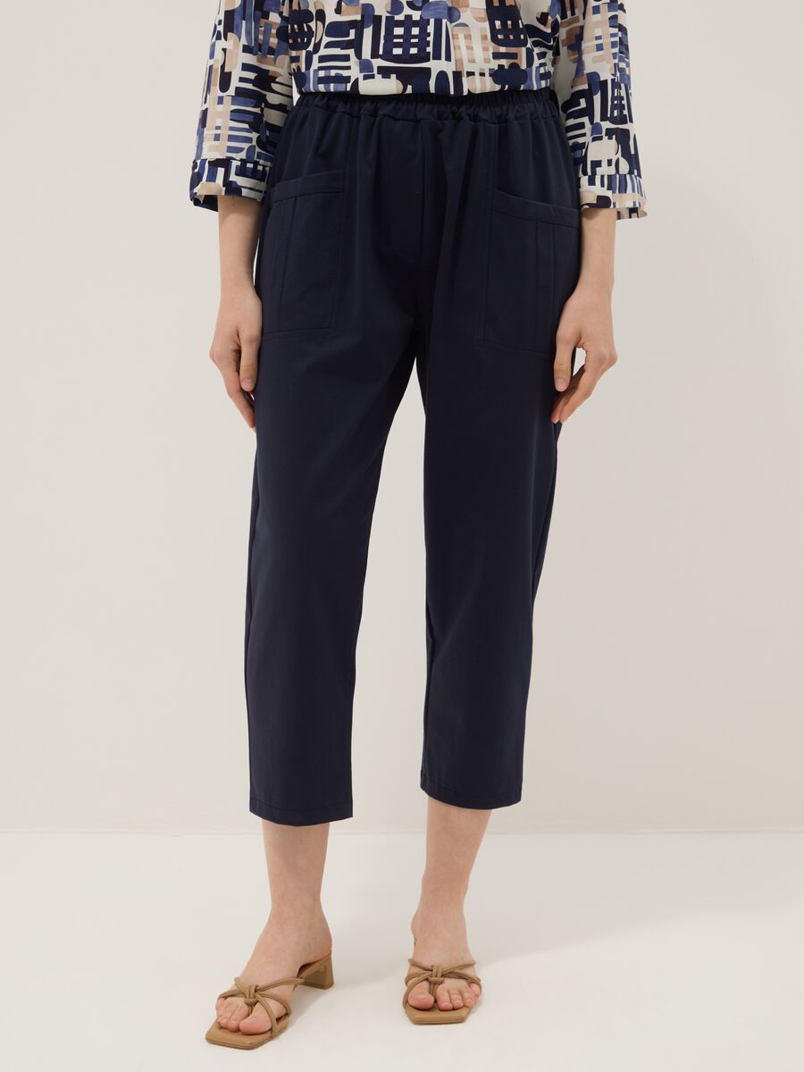 Pantaloni blu in cotone elasticizzato con fascia elastica in vita regular fit_1
