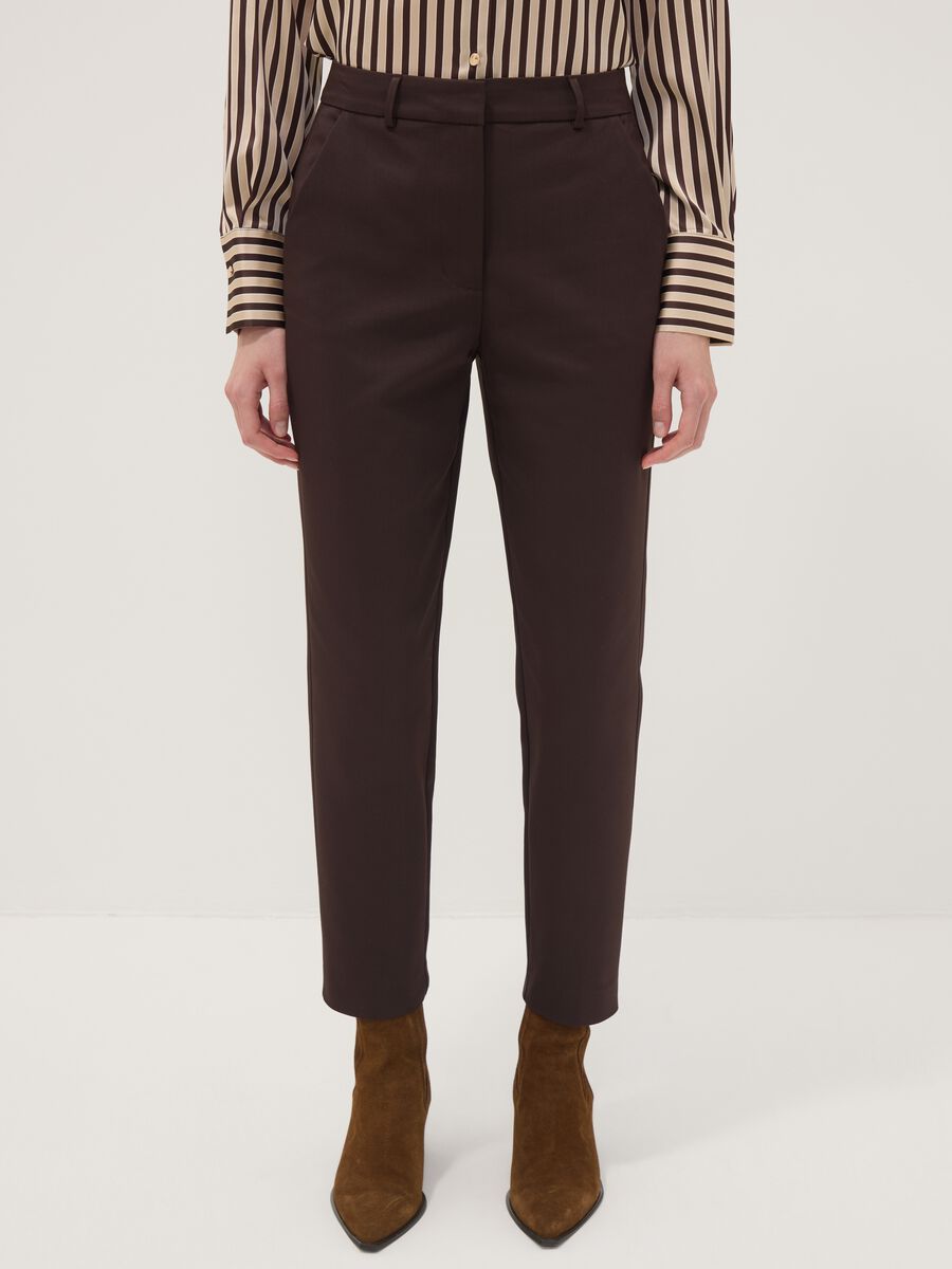 Pantaloni marroni slim in cotone elasticizzato_1
