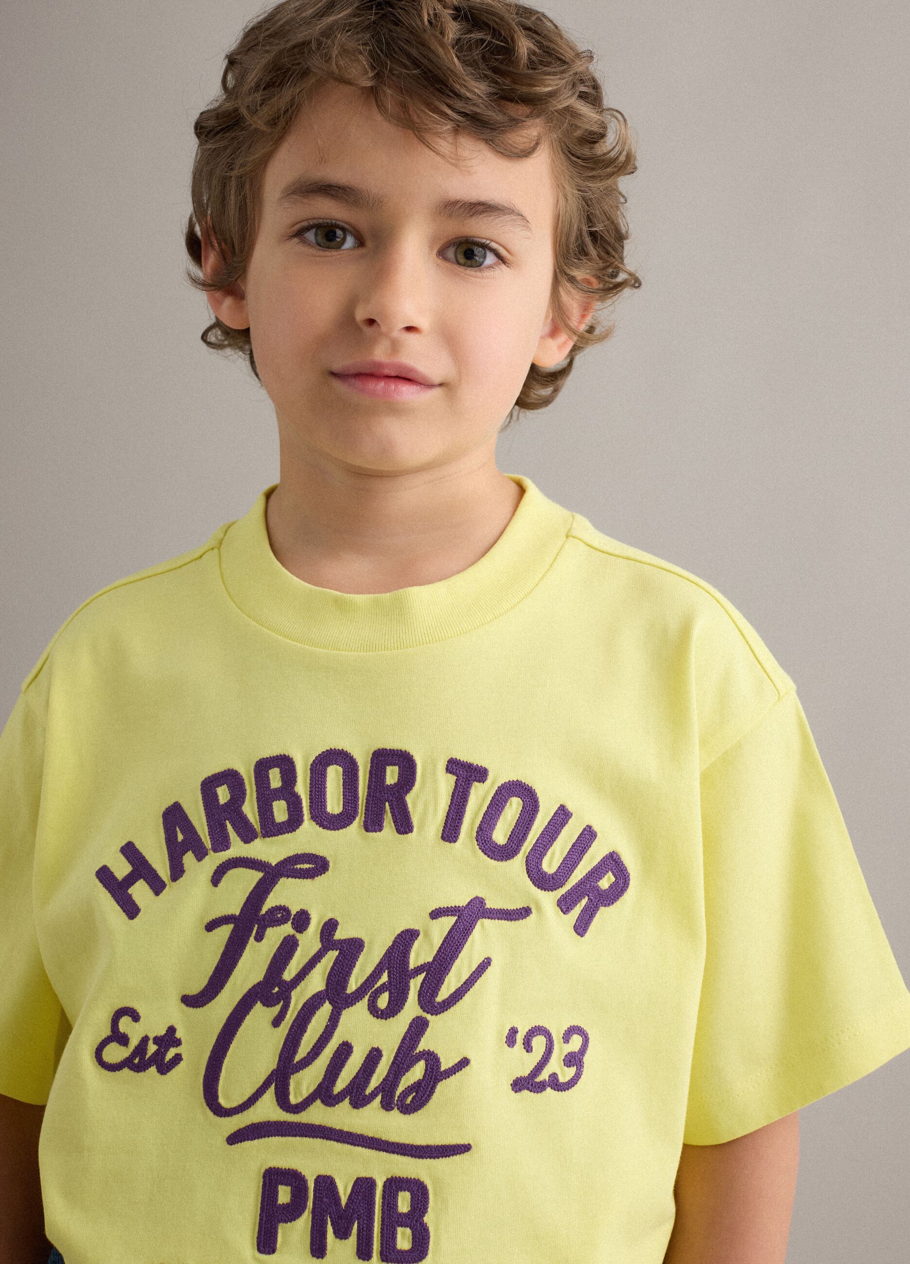 T-shirt gialla in puro cotone over fit da bambino