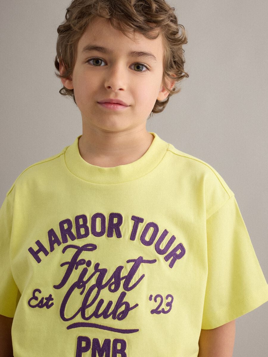 T-shirt gialla in puro cotone over fit da bambino_2