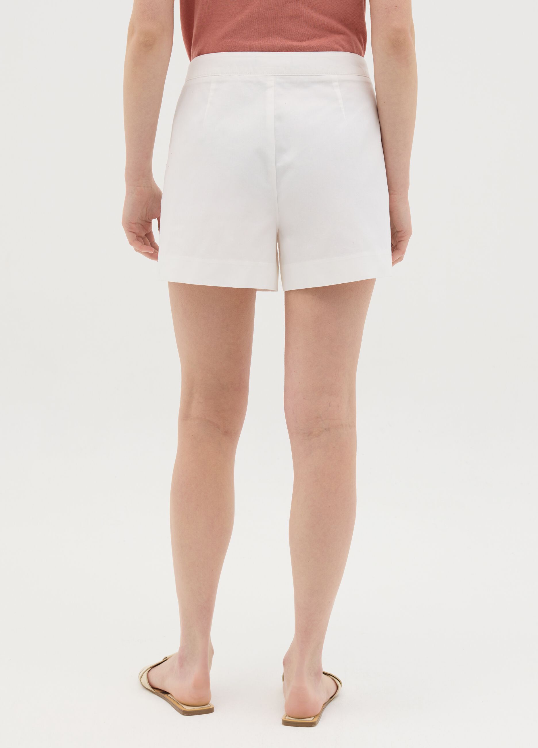 Short da donna in puro cotone bianco regular fit con tasche laterali