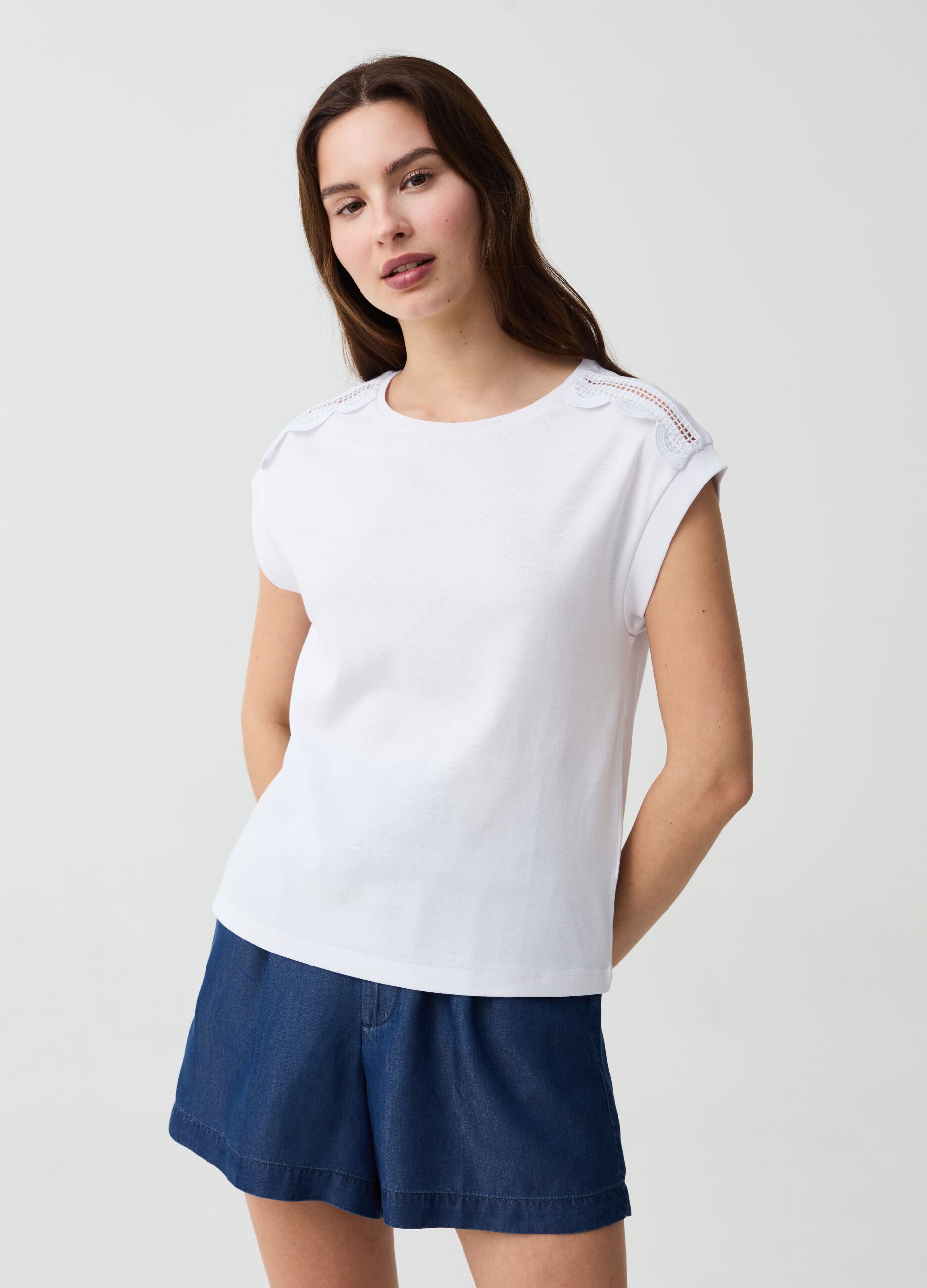Sleeveless T-shirt with crochet application