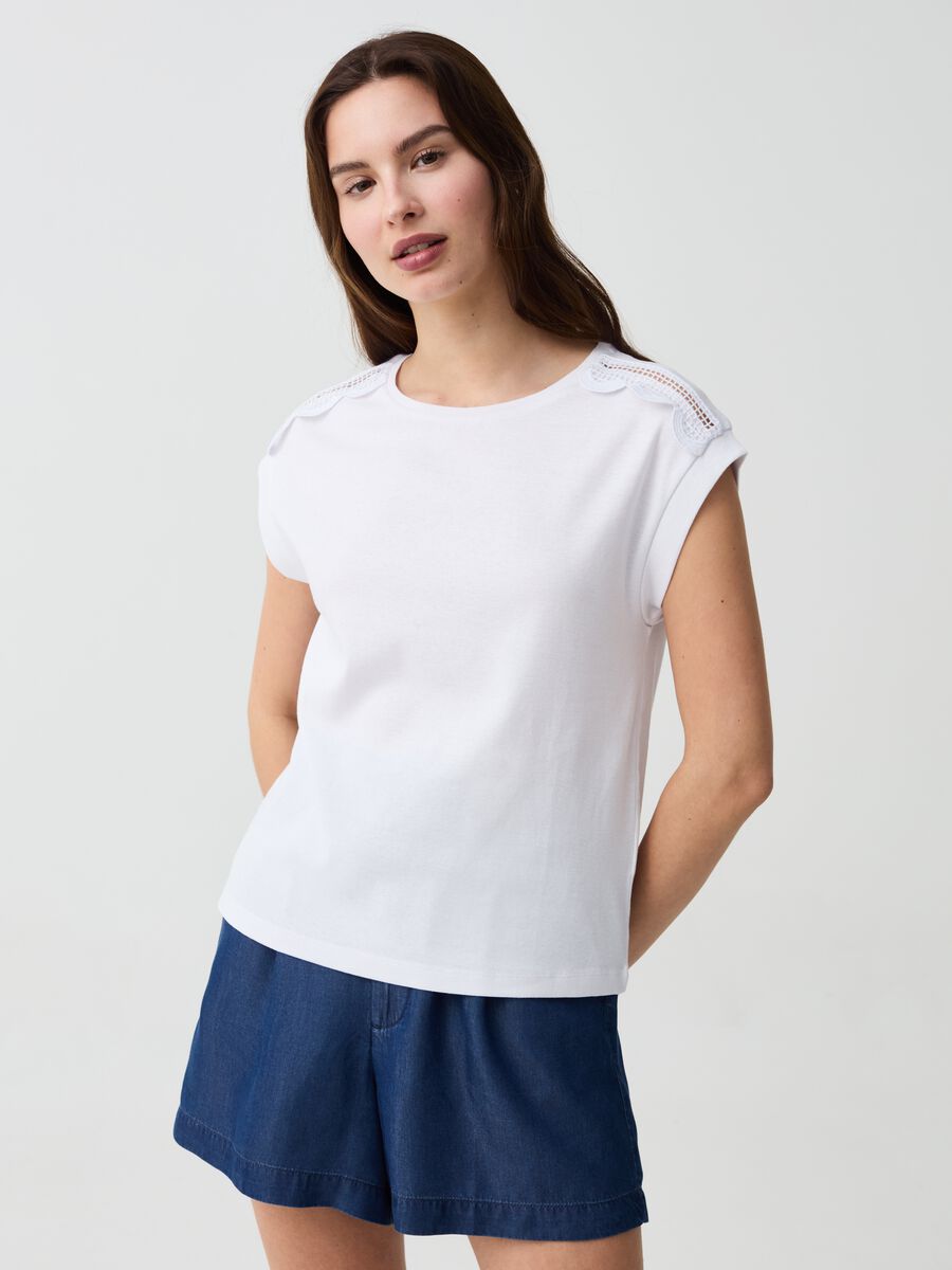 Sleeveless T-shirt with crochet application_1