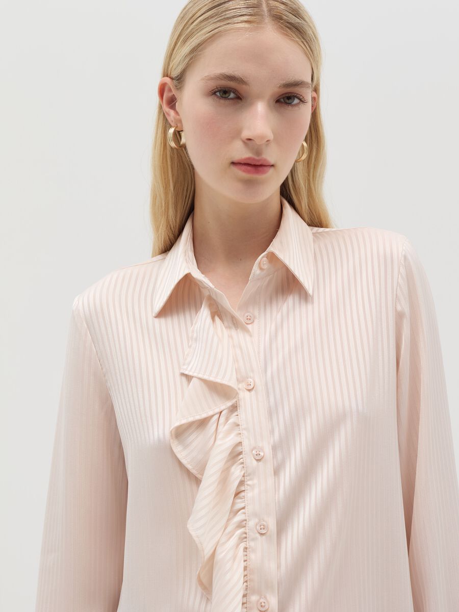 Camicia in satin a righe con volant_1