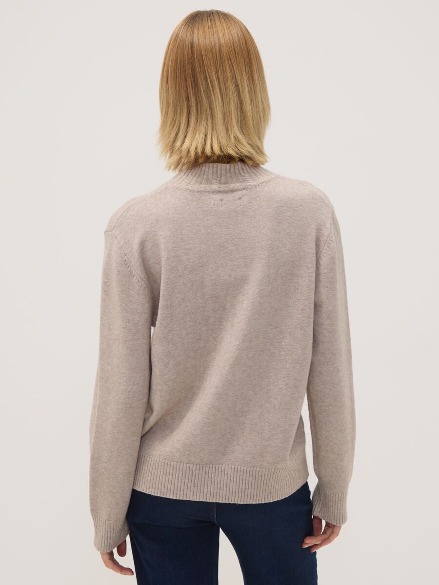 Maglia beige in misto viscosa con collo alto a costine regular fit_3