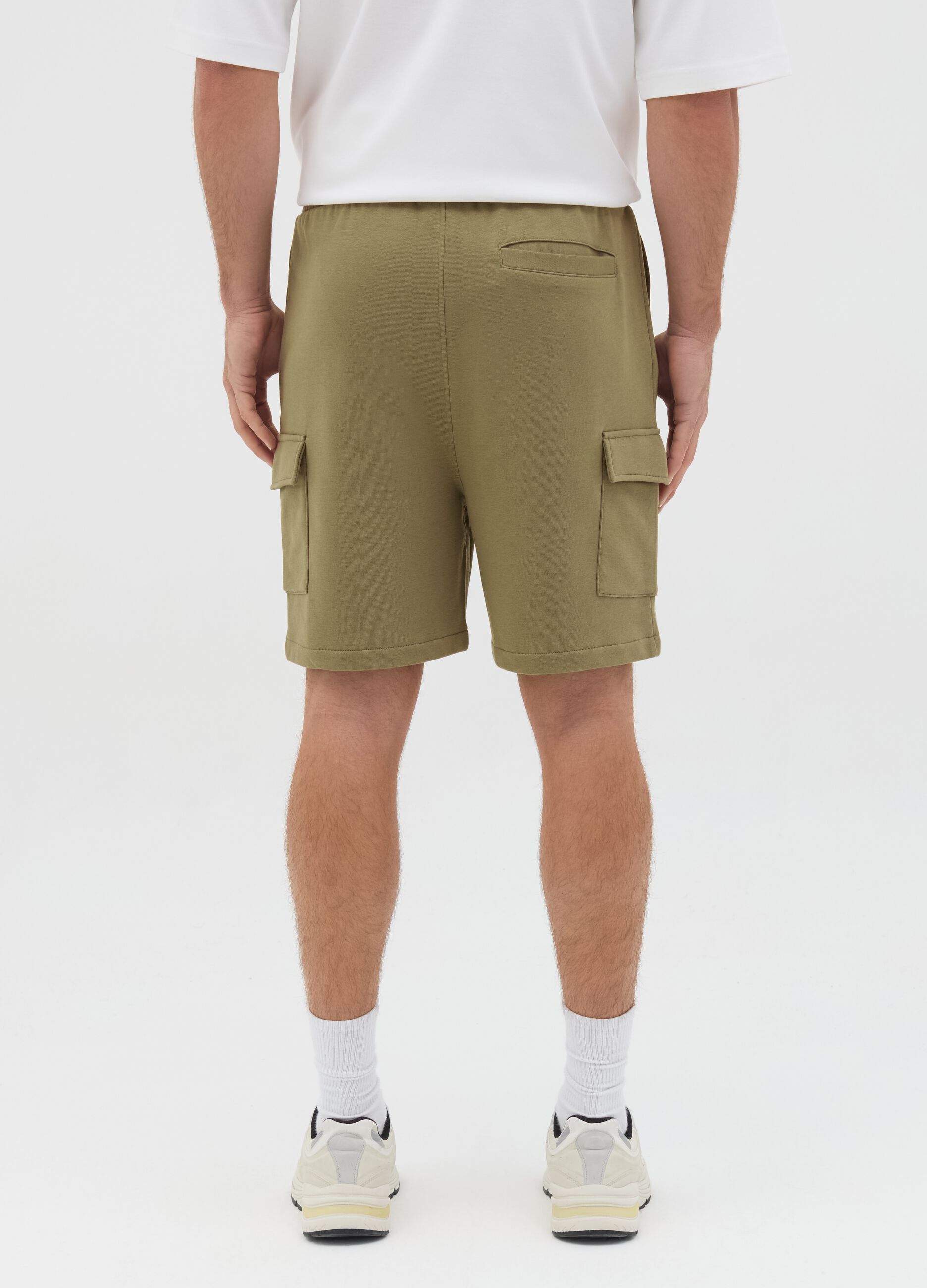 Bermuda da uomo in misto cotone verde relaxed fit con tasche cargo