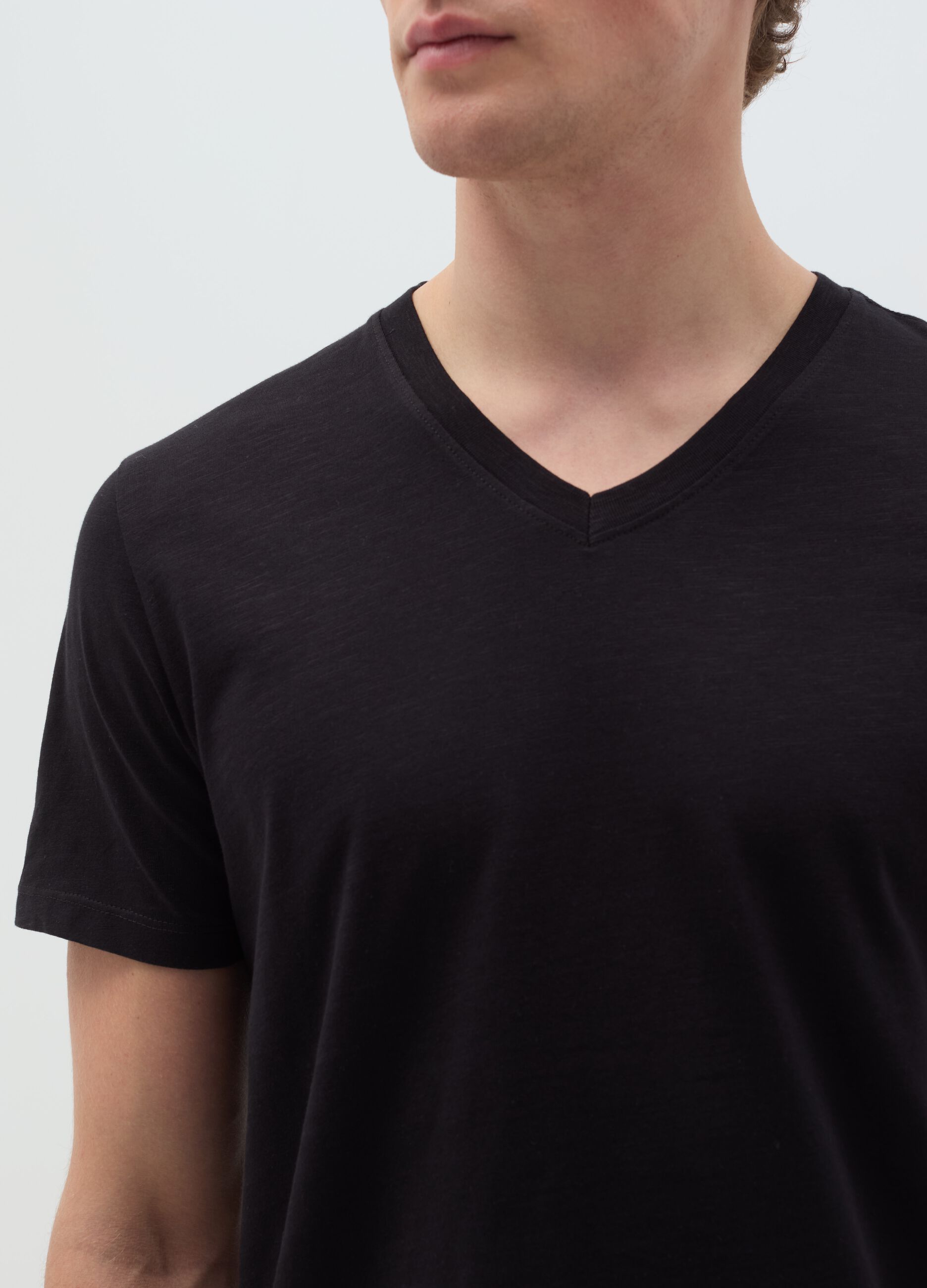T-shirt in cotone slub con scollo a V