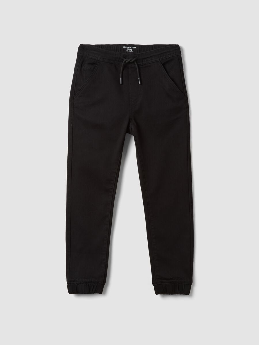 Jogger denim nero in cotone elasticizzato con vita elastica per ragazzo_0