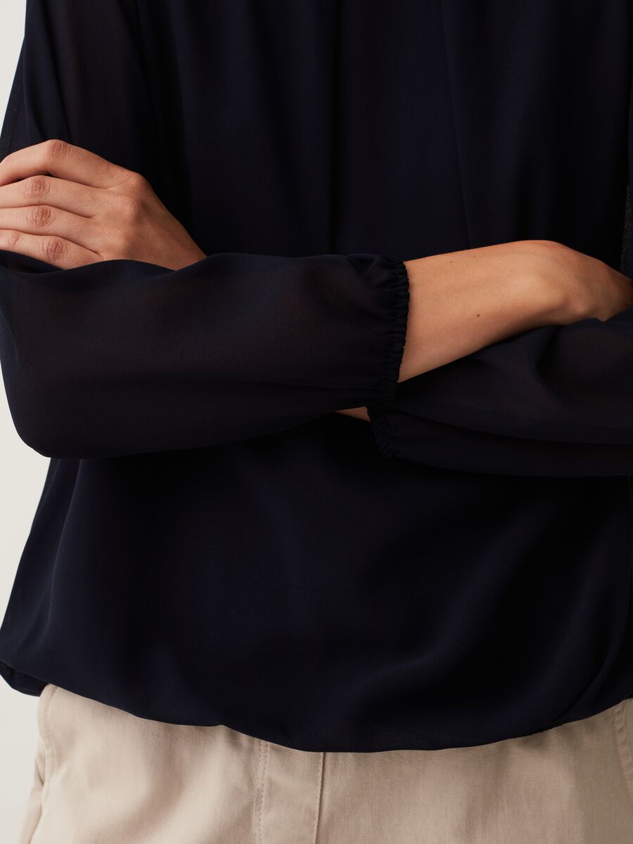 Blusa in crêpe con scollo rotondo_2