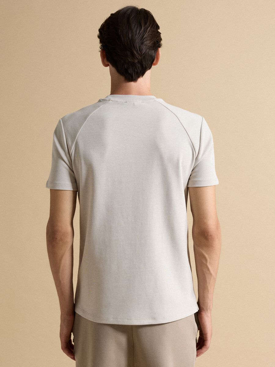 T-shirt grigia in misto cotone traspirante e ad asciugatura rapida_3