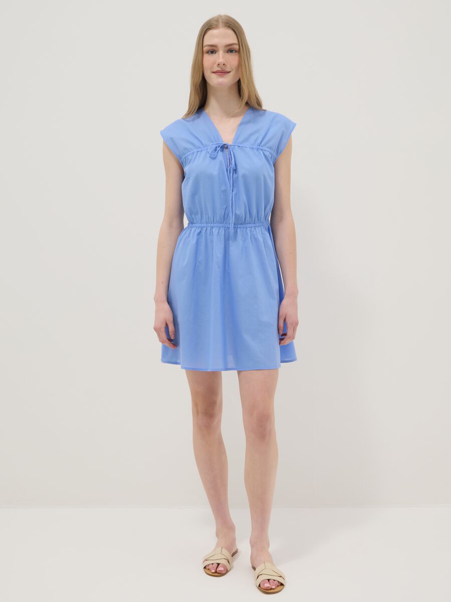 Abito azzurro in puro cotone regular fit con scollo a V e laccetti_0
