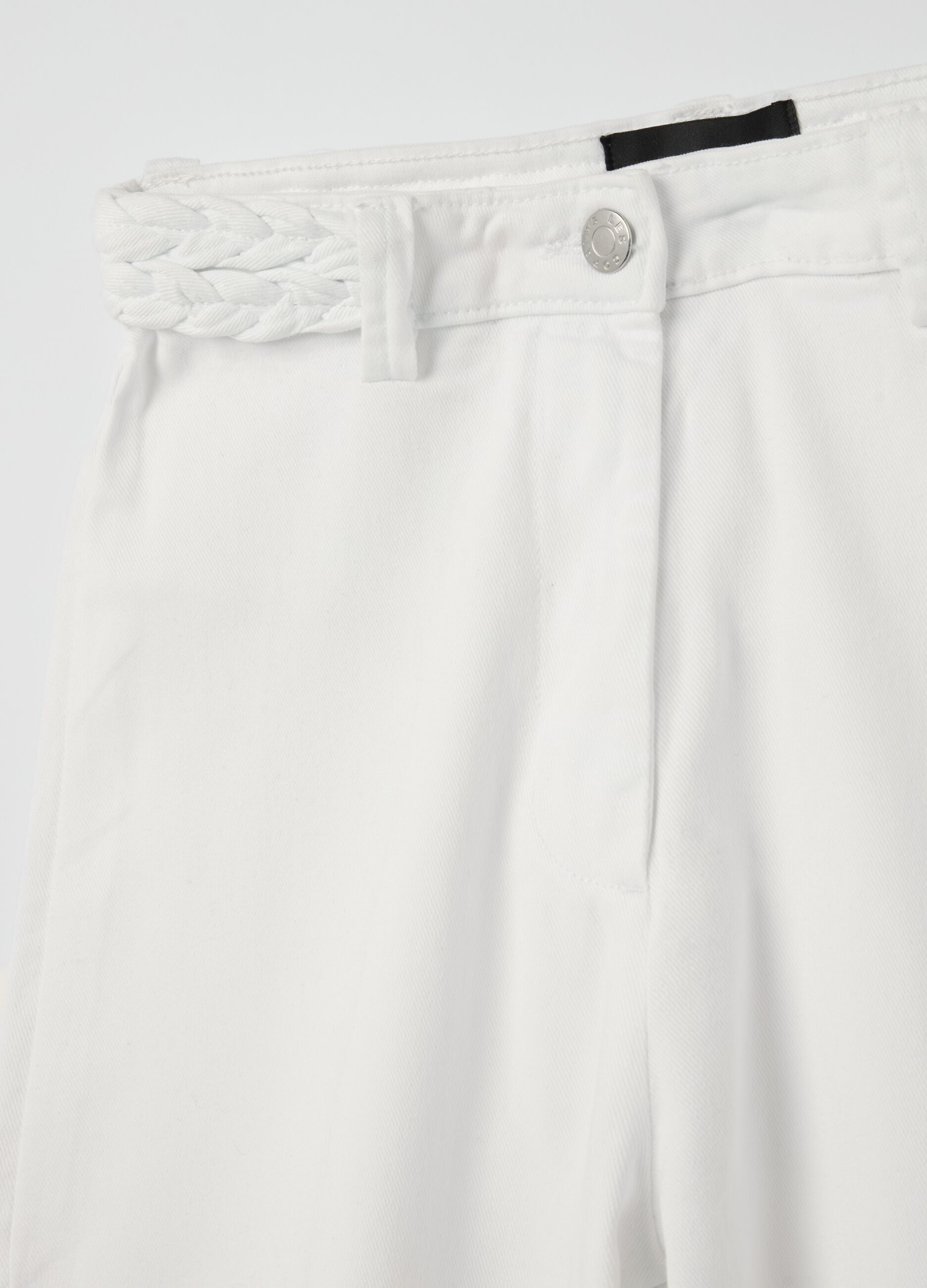 Jeans a gamba larga con dettaglio intrecciato
