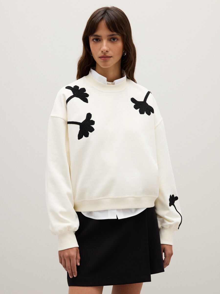 White sweatshirt in cotton and polyester blend with floral decorations_1