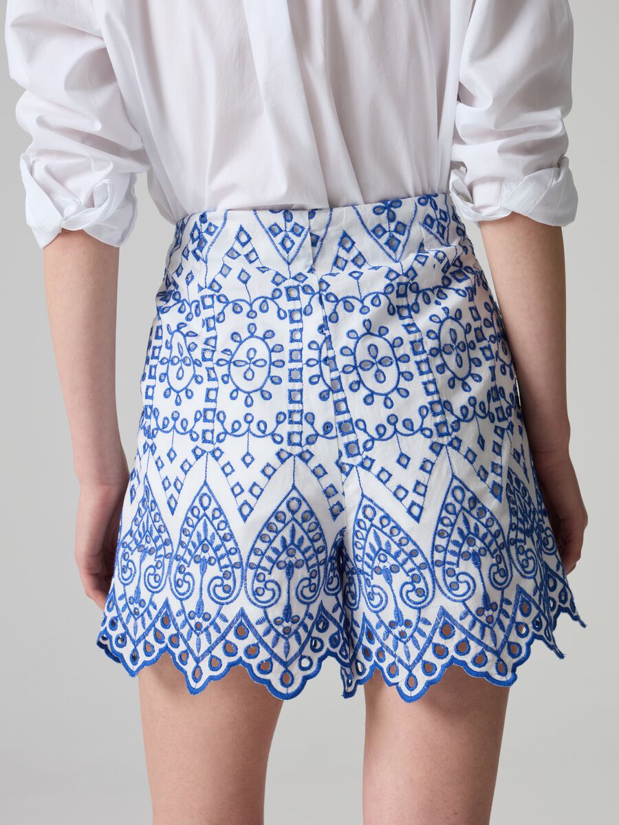 High-rise shorts in broderie anglaise_2