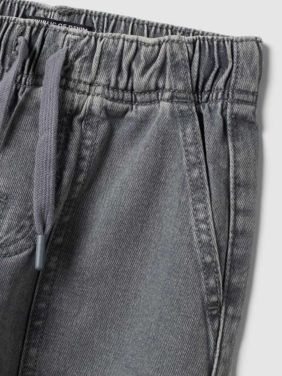 Jogger jeans grigi in puro cotone con vita elasticizzata relaxed fit per bambino_2