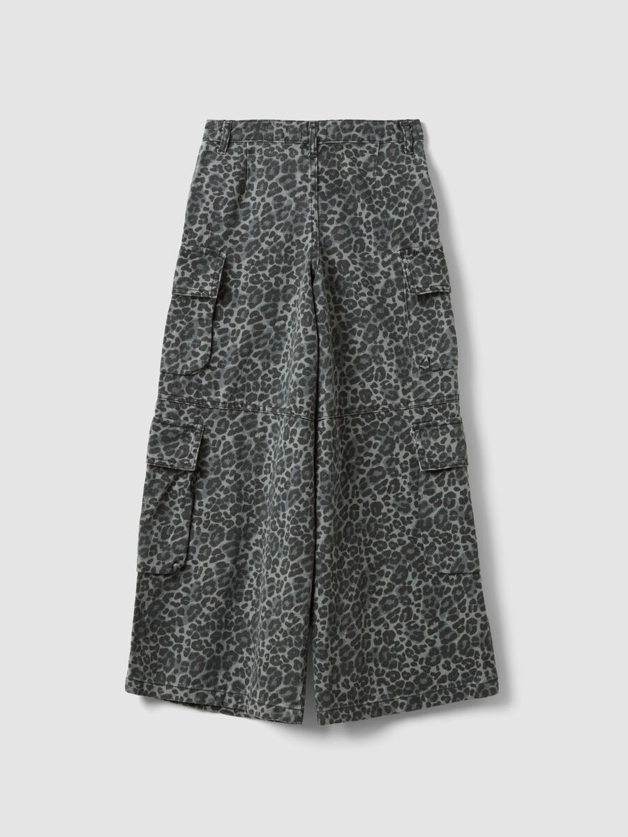 Pantaloni cargo grigi in puro cotone con fantasia animalier_1
