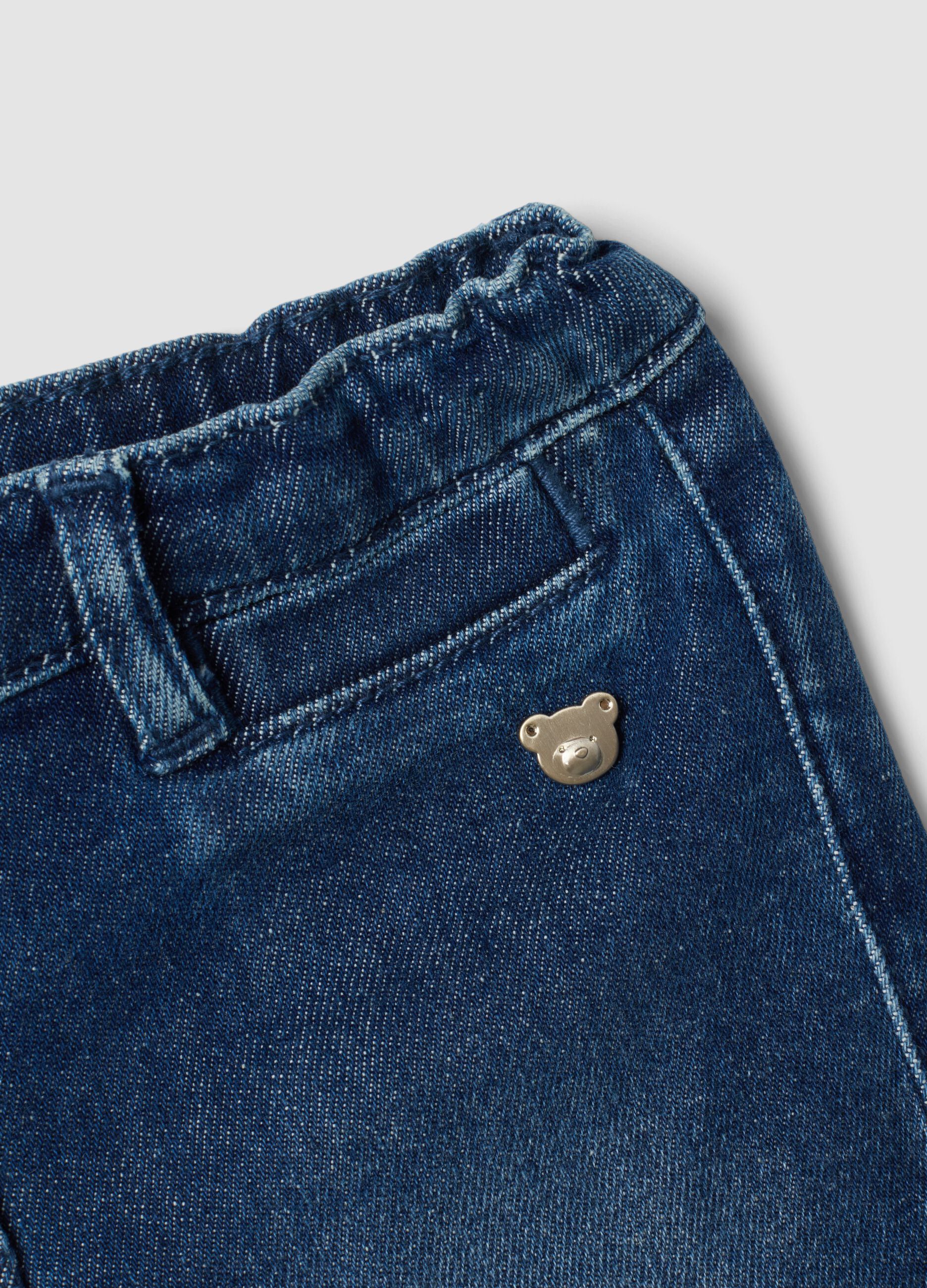 Jeans flare blu in cotone elasticizzato con bottone orsetto per bimba