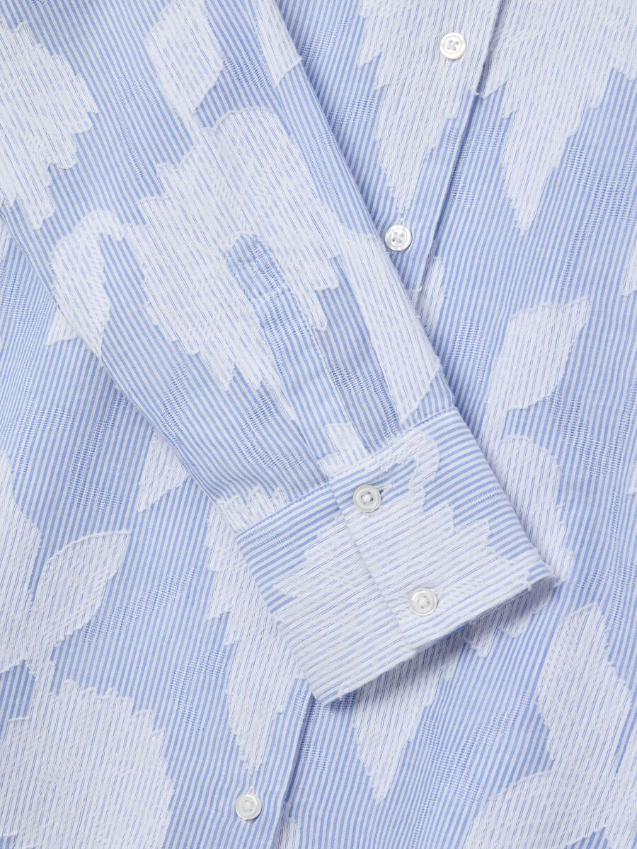Shirt with thin stripes and embroidery_5
